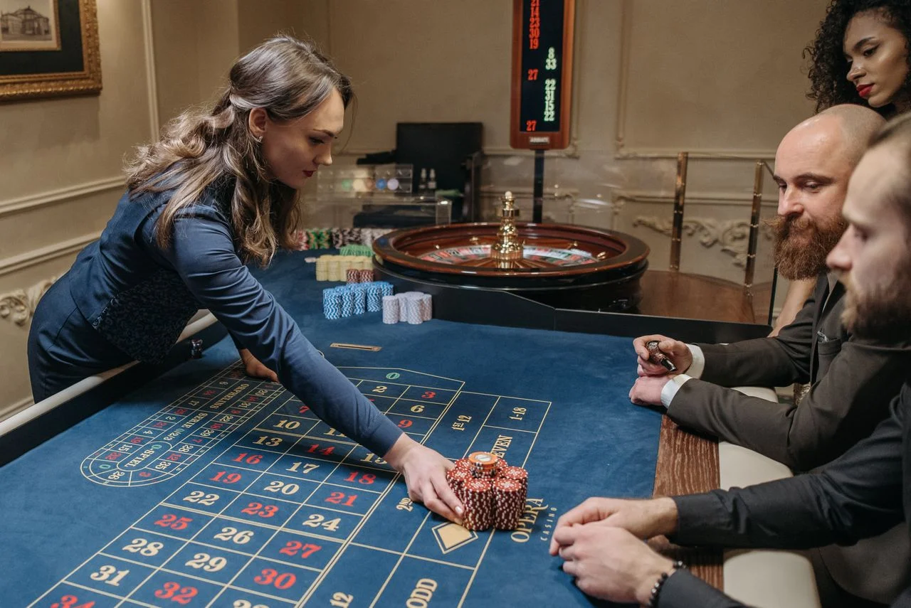 helo888 — Hiểu đúng Baccarat: luật, cược và sảnh Live